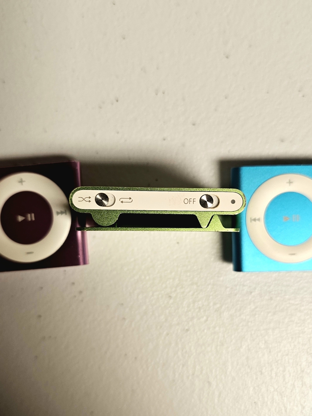 3 iPod shuffles (two 4th gens, one 2nd gen) pink, green, blue - Picture 4 of 4